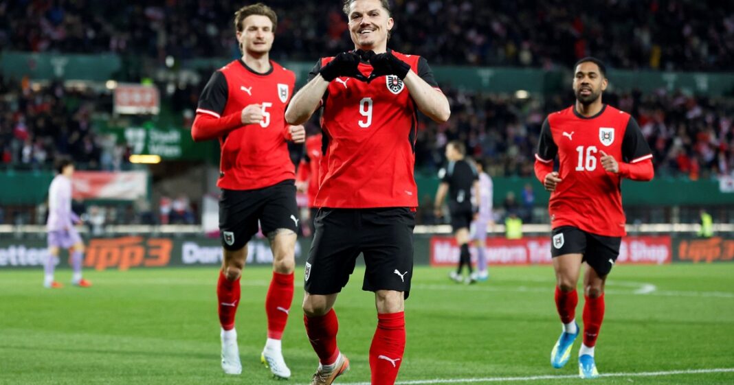 Jugadores de Austria y Corea del Sur durante el partido amistoso en Viena.