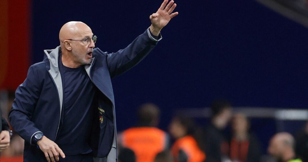Jugadores de las selecciones de España y Egipto durante el partido amistoso disputado en el estadio del RCD Espanyol en Barcelona.