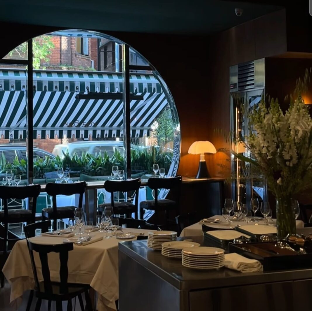 Interior moderno de un restaurante con platos de cocina tradicional argentina presentados de forma contemporánea.