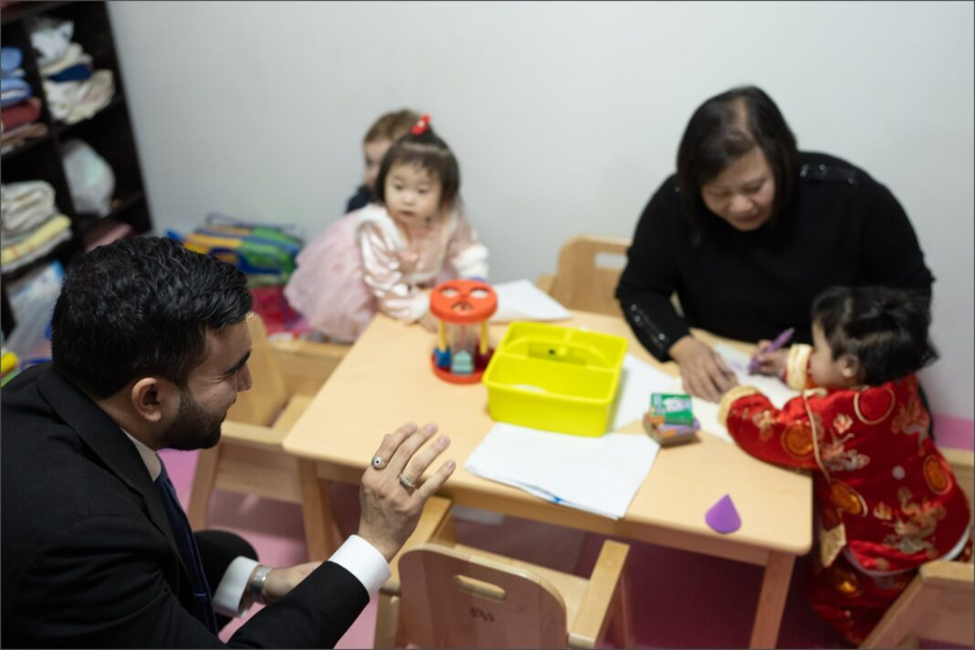 Alcalde de Nueva York, Zohran Mamdani, presenta encuesta sobre cuidado infantil.