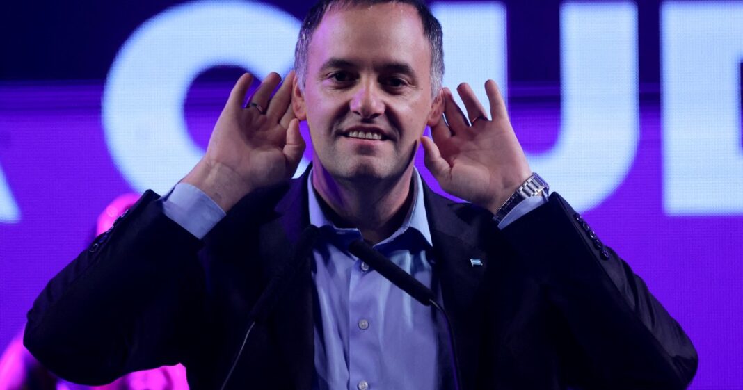 Manuel Adorni, Jefe de Gabinete de la Nación, en un acto oficial.